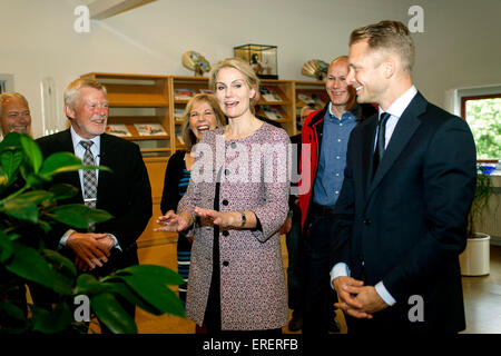 Slagelse, Danemark, juin 2nd, 2015. PM danois, Helle Thorning-Schmidt (Soc. dem.) (M), fabricant de la machine en visites Nilpeter Blokhus où elle rencontre la direction et les employés Crédit : OJPHOTOS/Alamy Live News Banque D'Images