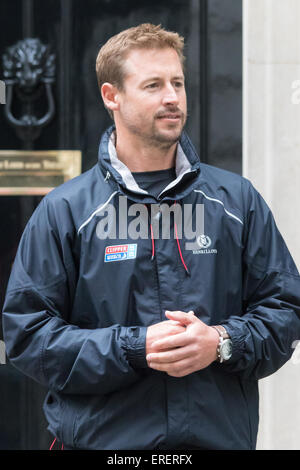 Downing Street, London, UK. 2 juin, 2015. Skipper Peter Thornton du yacht de Grande Bretagne, qui prendront part à la Clipper Round the World Yacht Race, pose à l'extérieur de 10 Downing Street avant de rencontrer à l'intérieur des fonctionnaires. Crédit : Paul Davey/Alamy Live News Banque D'Images