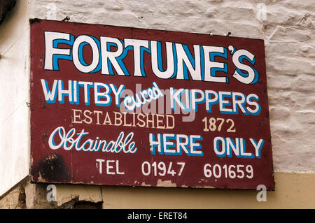 Vieux panneau en bois de Fortune guérie à l'extérieur du magasin kippers Whitby Banque D'Images