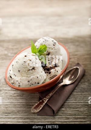 La crème glacée Stracciatella sur un fond de bois close up Banque D'Images