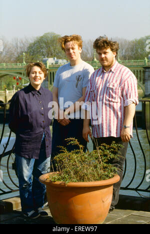 Le groupe de rock alternatif britannique Cocteau Twins illustré à l'extérieur de leur studio à l'ouest de Londres en 1989. De gauche à droite : Elizabeth Banque D'Images