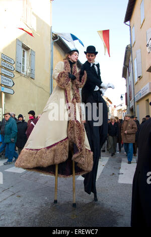 Un couple sur pilotis, femme au long manteau et l'homme en haut de forme, queue et représentée dans la commune de Roquemaure, dans le sud de la France. Banque D'Images