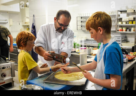 Les garçons ayant un cours de cuisine dans un traditionnel basque a influencé tous les membres club de cuisine mâle, San Sebastian, Espagne. Banque D'Images
