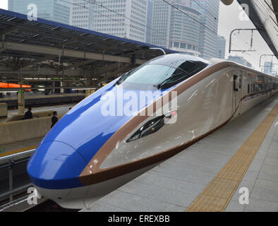 Le train à la gare de Tokyo, le Japon a également connu sous le nom de Shinkansen Banque D'Images