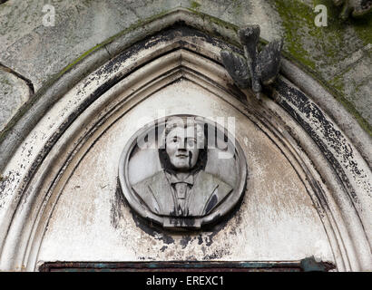 Vue rapprochée d'une plaque au-dessus de l'entrée d'une tombe, dans le cimetière de Brompton. Banque D'Images