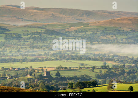 La recherche sur l'Eden Valley près de Brough, au début de l'automne, avec brouillard dans le fond de la vallée. , Cumbria (Royaume-Uni) Banque D'Images