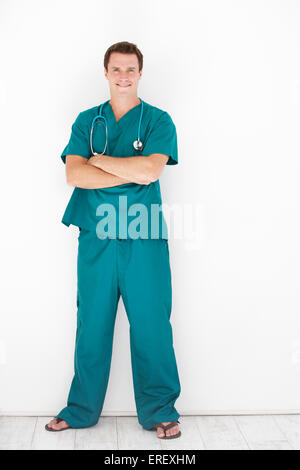 Studio Portrait of Doctor Leaning Against White Background Banque D'Images