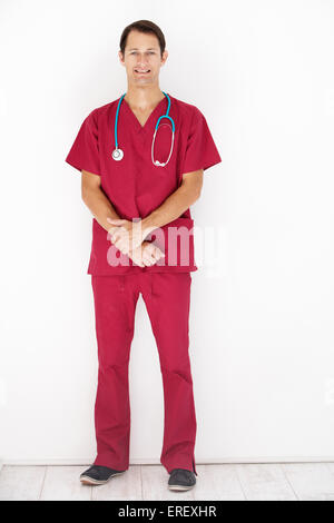 Studio Portrait of Doctor Leaning Against White Background Banque D'Images