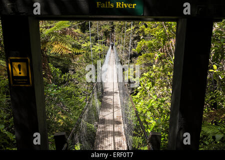 Swingbridge dans les chutes le long de la rivière l'Abel Tasman coastal track en Nouvelle-Zélande. Banque D'Images