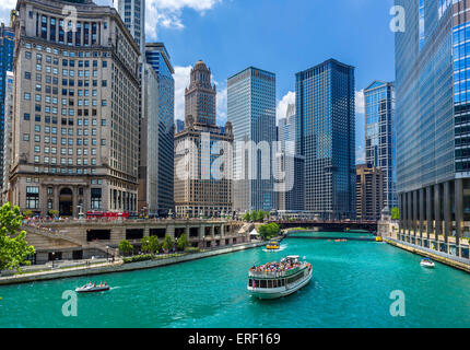 Le centre-ville et la rivière bateau de croisière sur la rivière Chicago près de la Michigan Avenue Bridge, Chicago, Illinois, États-Unis Banque D'Images