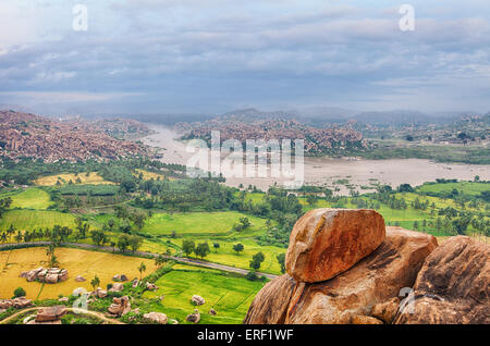 Hampi ruines antiques de l'Inde à partir de la vue. Karnataka, Inde Banque D'Images