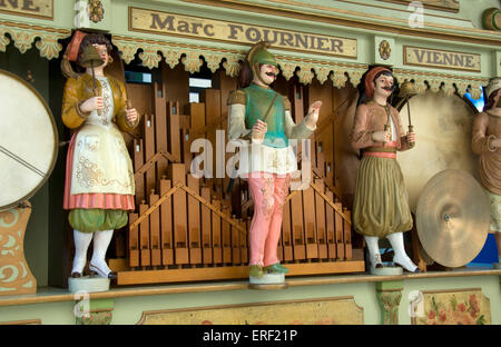 Détail de l'animation colorée des chiffres sur un grand orgue représentée dans la commune de Roquemaure, dans le sud de la France. Modern Banque D'Images