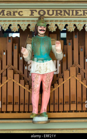 Détail de l'animation colorée figure sur un grand orgue représentée dans la commune de Roquemaure, dans le sud de la France. Modern Banque D'Images