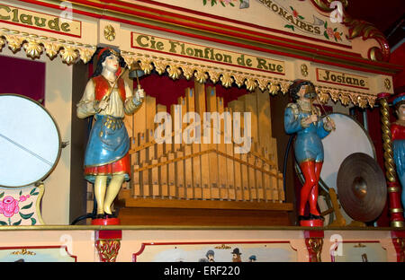 Détail de l'animation colorée des chiffres sur un grand orgue représentée dans la commune de Roquemaure, dans le sud de la France. Modern Banque D'Images