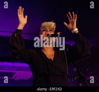 Emeli Sande effectuant à Oran Mor, Glasgow, 1 novembre 2011 Banque D'Images