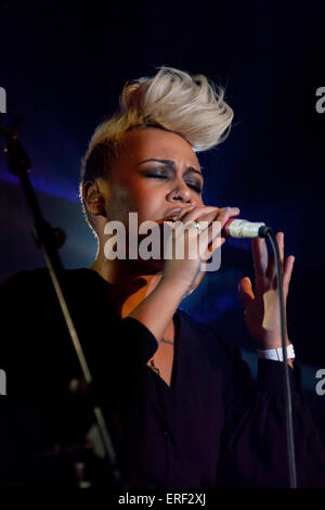 Emeli Sande effectuant à Oran Mor, Glasgow, 1 novembre 2011 Banque D'Images