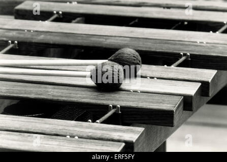 Paire de baguettes de marimba reposant sur theinstrument Banque D'Images