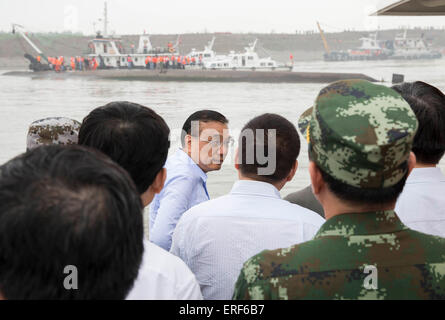 Jianli, Chine. 2 juin, 2015. Le Premier ministre chinois Li Keqiang (C) donne des instructions sur le travail de recherche et de sauvetage sur un navire à l'emplacement de navire renversée dans le Jianli section de la rivière Yangtze dans la province du Hubei en Chine centrale, le 2 juin 2015. Un 85-année-vieille femme a été secourue par frogman. Le navire, nommé, Dongfangzhixing ou Eastern Star, a coulé à environ 9:28 p.m. (1328 GMT) Lundi dans la section Jianli de la rivière Yangtze. Source : Xinhua/Alamy Live News Banque D'Images