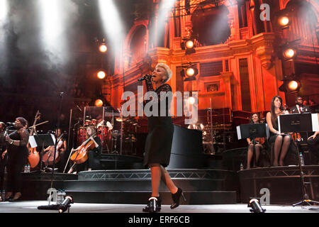 Emeli Sande d'assaut la scène du Royal Albert Hall de Londres en novembre 2012 avec des chansons de son album numéro un des ventes Notre Version Banque D'Images