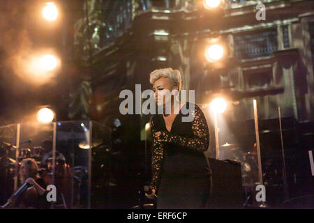 Emeli Sande d'assaut la scène du Royal Albert Hall de Londres en novembre 2012 avec des chansons de son album numéro un des ventes Notre Version Banque D'Images