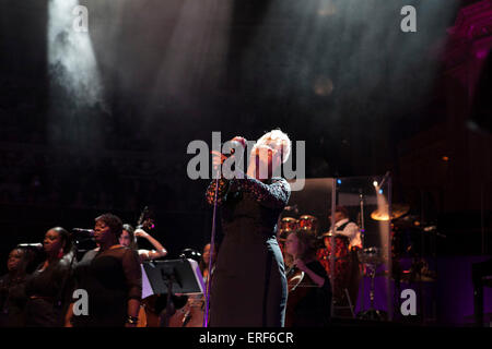 Emeli Sande d'assaut la scène du Royal Albert Hall de Londres en novembre 2012 avec des chansons de son album numéro un des ventes Notre Version Banque D'Images