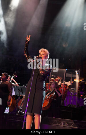 Emeli Sande d'assaut la scène du Royal Albert Hall de Londres en novembre 2012 avec des chansons de son album numéro un des ventes Notre Version Banque D'Images