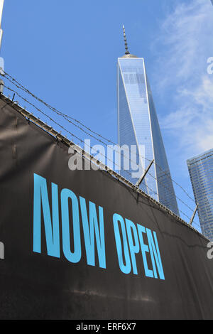 Clôture près de Ground Zero avec World Trade Center Tower L'un à l'arrière-plan. Banque D'Images