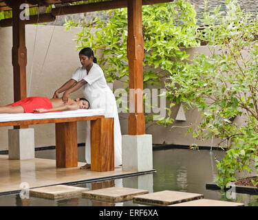 Une femme reçoit un massage des tissus en profondeur au Spa Sahana, Saman Villas, Aturuwella, Bentota, Sri Lanka. Ce traitement de massage f Banque D'Images