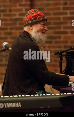 Compositeur minimaliste Terry Riley photographié lors de contrôles du son avant son concert avec Talvin Singh et George Brooks au Turner Sims à Southampton, en Angleterre. Banque D'Images