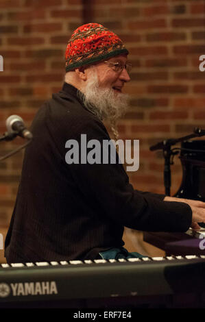 Compositeur minimaliste Terry Riley photographié lors de contrôles du son avant son concert avec Talvin Singh et George Brooks au Turner Sims à Southampton, en Angleterre. Banque D'Images