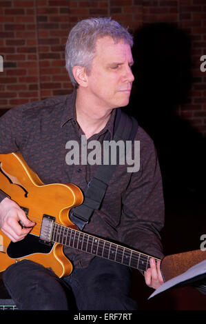 Le guitariste américain Steve Cardenas Ben Allison à jouer avec le groupe à l'Turner Sims Concert Hall à Southampton, Angleterre Banque D'Images