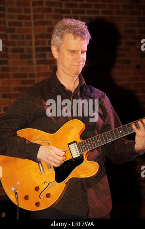 Le guitariste américain Steve Cardenas Ben Allison à jouer avec le groupe à l'Turner Sims Concert Hall à Southampton, Angleterre Banque D'Images