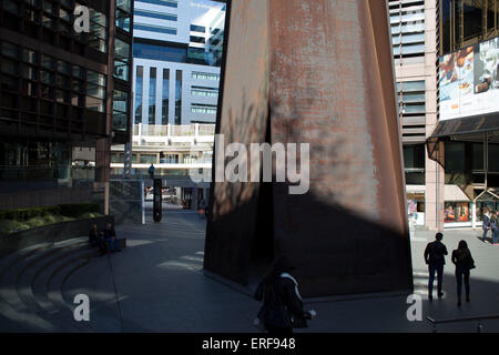 Par Fulcrum sculpteur américain Richard Serra à la gare de Liverpool Street à Londres, au Royaume-Uni. Richard Serra est un sculpteur et artiste minimaliste américain connu pour travailler avec des ensembles à grande échelle de la tôle. Serra a participé au processus du mouvement de l'Art. Banque D'Images