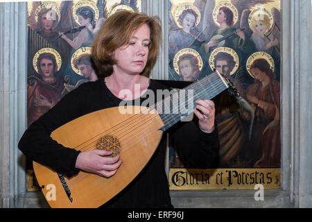 Elizabeth Kenny est l'un des meilleurs joueurs de luth d'Europes. Banque D'Images