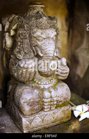 Une statue du dieu hindou Ganesh se trouve à l'entrée d'un pool villa à Ubud Hanging Gardens, Bali, Indonésie. Banque D'Images