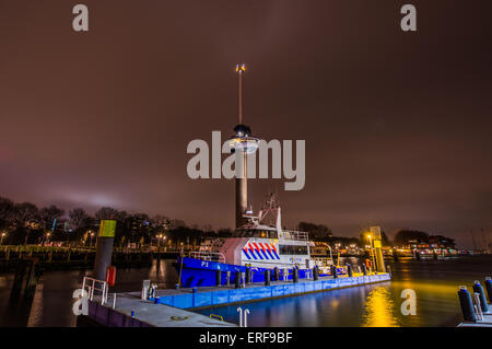 Belle photo de la tour Euromast à Rotterdam par nuit Banque D'Images