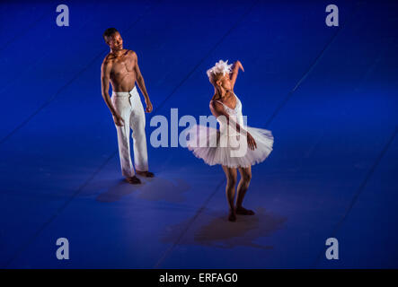 Dada Masilo danseur sud-africain et l'homme dans sa version inhabituelle de Swan Lake. Banque D'Images