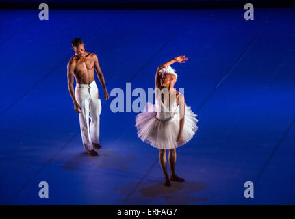 Dada Masilo danseur sud-africain et l'homme dans sa version inhabituelle de Swan Lake. Banque D'Images