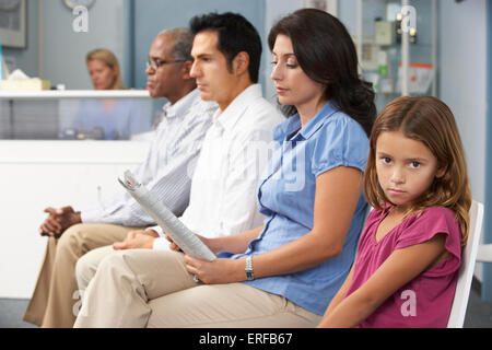 Les patients en salle d'attente des médecins Banque D'Images
