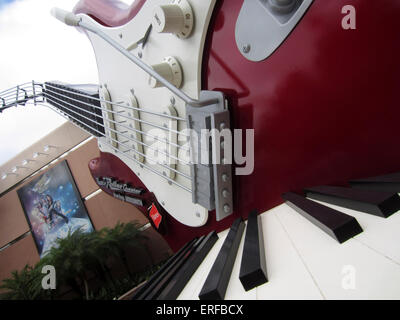 La guitare rock et le clavier de l'Aerosmith ride, Hollywood Studios, Disney, en Floride, USA. Rock 'n' Roller Coaster. Banque D'Images