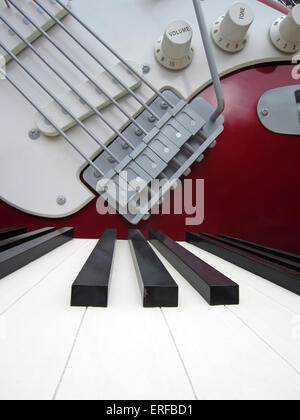 La guitare rock et le clavier de l'Aerosmith ride, Hollywood Studios, Disney, en Floride, USA. Rock 'n' Roller Coaster. Banque D'Images