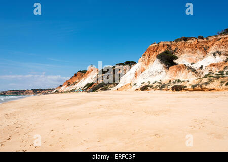 Falaises de la plage Praia da Falesia près de villamoura au portugal algarve zone staiors avec de gros à la plage Banque D'Images