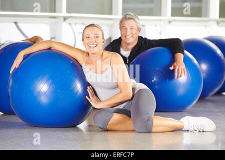 Deux professionnels chevronnés en séance de sport avec boule d'exercice Banque D'Images
