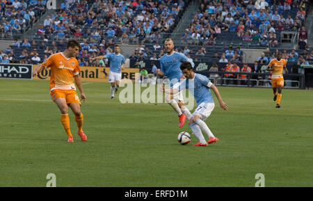 New York, NY - 30 mai 2015 : David Villa (7) contrôles d'NYCFC ball pendant le jeu entre New York City Football Club et Houston Dynamo au Yankee Stadium Banque D'Images