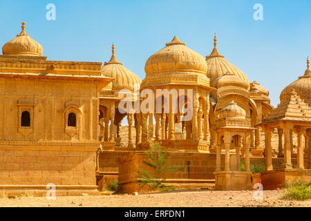 Les cénotaphes royaux des dirigeants historiques, également connu sous le nom de Jaisalmer, Chhatris à Bada Bagh à Jaisalmer, Rajasthan, India Banque D'Images