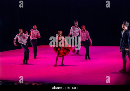 Dada Masilo danseur sud-africain et la danse dans son usine de ballet très personnelle version de Carmen. Banque D'Images