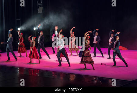 Dada Masilo danseur sud-africain et la danse dans son usine de ballet très personnelle version de Carmen. Banque D'Images