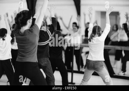 Leçon de danse moderne - travailler en studio danseurs illustré par derrière, face à un miroir. Banque D'Images