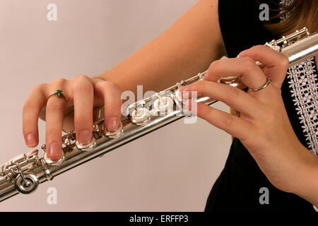 Flute - femme jouant - gros plan montrant les doigts sur les touches, la pratique de la démonstration Banque D'Images