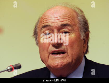 Beijing, Chine. Le 04 août, 2008. Le Président de la FIFA Joseph Blatter est représenté lors de la conférence de presse sur les Jeux olympiques de football au centre de presse international à Beijing, Chine, 04 août 2008. La 29e Jeux olympiques, s'amorcera le 08 août 2008. Photo : Grimm par les pairs/dpa/Alamy Live News Banque D'Images